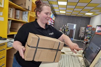 Kein Postgeheimnis: Warum die Rodewischer Post umgezogen ist - Dominique Gabsch ist die Mitarbeiterin hinterm Postschalter – alternativ auch am Lotto- und Tabak-Tresen in Rodewisch.