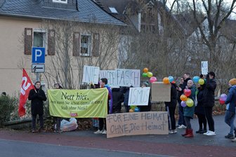 „Kein ruhiges Hinterland für Rechtsextreme“: Protest-Demo gegen Bundesparteitag von „Die Heimat“ in Bernsdorf - Laut Polizei fand der Protest mit etwa 35 Teilnehmern statt.