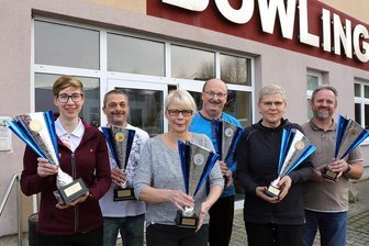 Kein Scherz: Schwarz und Weiß gewinnen Bowling-Neujahrsturnier - Die Sieger des Bowling-Neujahrsturniers: Bei den Damen setzte sich Jenny Schwarz (links) aus Schwarzenberg und Mike Weiß (2. v. l.) aus Bad Schlema.