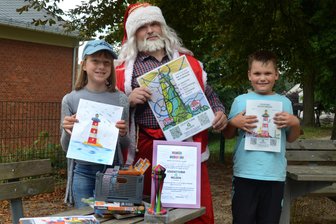 Kein Scherz: Warum der Weihnachtsmann mitten im Sommer eine vogtländische Kita besucht - Über diese schönen Leuchttürme hat sich der Weihnachtsmann ganz besonders gefreut.