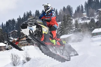 Kein Scherz: Wintersportler vom MC Grünhain starten mit 130 PS auf der Kette in ihre wohl kürzeste Saison - Jens Ullmann vertritt mit Kumpel Tino Weigel den MC Grünhain dieses Wochenende bei der italienischen Meisterschaft im Snowcross. Trotz milder Temperaturen hierzulande. Ein zweiter Start in den Alpen ist sogar erst für Mai geplant.
