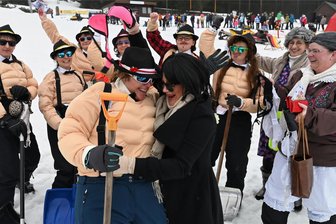 Kein Schnee im Erzgebirge: Skifasching in Carlsfeld muss zum wiederholten Male ausfallen - Ein buntes Völkchen war in vergangenen Jahren bei Schnee am Hirschkopf in Carlsfeld zum Skifasching anzutreffen.