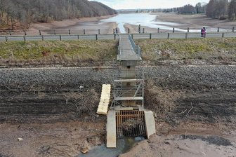 Kein Schnee und Frost: Vorstau der Kober füllt sich ungewollt - Die Technik in der Absperreinrichtung zwischen dem Vorstau und der Talsperre ist ausgebaut worden. Nun erschwert Wasser die Arbeiten im Durchlass der Koberbachtalsperre. 