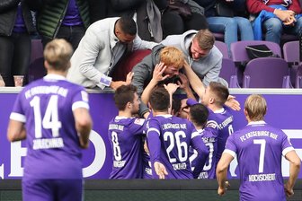 Kein Sieger im Verfolgerduell zwischen Aue und Heidenheim - Philipp Riese (17) trifft zum 1:0 und jubelt mit den verletzten Kollegen Malcolm Cacutalua (Aue), Steve Breitkreuz (12) und Fabian Kalig (4).