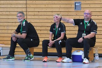 Kein Sonntagsspaziergang: Weißenborner Handballerinnen vor der nächsten kniffligen Aufgabe - Hatte zuletzt viel zu dirigieren: Rotation-Trainer Daniel Mombreé (r.).