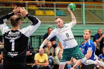Kein Spaziergang in Thüringen - Mit Schwung: Benjamin Wolf, hier beim Spiel in Delitzsch, hat sich zu einem Führungsspieler der HSG gemausert.