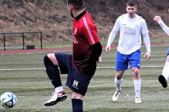 "Kein Spiel zum Einrahmen" - Hatte selbst kein Schussglück, konnte sich mit seinem Team aber über 3 Punkte freuen: Christoph Antal (r.) beim Abschluss. Finn-Erik Stöcker (M.) beobachtet die Szene, links Großwaltersdorfs Erik Sarodnik. 