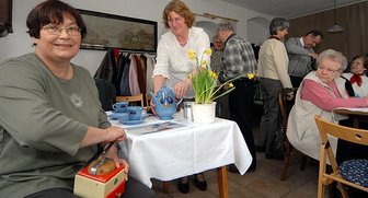 Kein Stuhl frei beim Kaffeeklatsch - 
              <p class="artikelinhalt">Heidelore Hilliger (l.) und Irene Schneider beim Kaffeeklatsch im Tuchmacherhaus. Die neue Schau ist bis 17. Mai zu sehen. </p>
            
