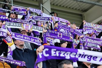 Kein Ticket? Hier gibt’s das Spiel von Erzgebirge Aue gegen Borussia Dortmund zu sehen - Auf das BVB-Spiel am Mittwochabend im Auer Erzgebirgsstadion fiebern viele FCE-Fans seit Wochen hin.