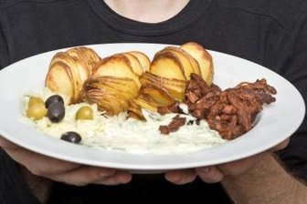 Kein Tier in mir - Patrick Schönfeld aus Dresden aß früher Steak, heute lieber veganes Gyros. "Früher war mein Lieblingsessen Zigeunersteak. Heute ist es veganes Gyros mit Hasselback Potatoes. Ich bin seit acht Jahren Veganer und habe zuvor schon anderthalb Jahre vegetarisch gelebt. Irgendwann konnte ich einfach nicht mehr vor mir selbst rechtfertigen, dass ich Fleisch esse und dadurch Tierleid verursache. In meiner veganen Anfangszeit habe ich viel Reis, Kartoffeln und Nudeln gegessen. Heute ernähre ich mich vielseitiger und stelle einige Lebensmittel selbst her. Dadurch komme ich beim Einkauf recht günstig weg. Vegan kann aber auch teuer sein, weil die Ersatzprodukte einiges kosten. Darauf verzichte ich größtenteils. Ich gehe dafür lieber einmal mehr im veganen Restaurant essen." Patrick Schönfeld hat Produktdesign studiert und ist jetzt Hochschulmitarbeiter.