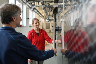 Kein Transportstress mehr für Schweine: Neue Schlachtstätte in Königshain geht in Betrieb - Am Schlachthaus der Genießergenossenschaft Sachsen finden letzte Arbeiten statt. Hier: Ute Nebelung und Thomas Fritzsche von der Firma Vemos Lebensmitteltechnik GmbH bei der Abnahme der Inneneinrichtung.