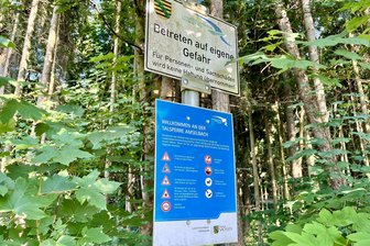 Kein Trinkwasserspeicher, trotzdem kein Badesee: Darum gilt für Talsperren bei Zwickau Badeverbot - Schilder der Talsperrenverwaltung regeln, was an Talsperren wie Amselbach verboten ist.