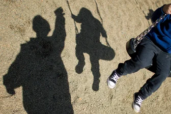 Kein Umgangsrecht für gewalttätige Väter - Familiengerichte sollen nach den Vorstellungen des Bundesjustizministeriums im Kinderschutzverfahren künftig soziale Trainingskurse und Gewaltpräventionsberatungen anordnen können. (Symbolbild)