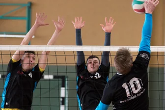 Kein „Videobeweis“: Hennersdorfer Volleyballer haben bei Premiere knapp das Nachsehen - Die Hennersdorfer um Enrico Butter (l.) und Philipp Markert, die zuletzt vor fünf Jahren Sachsenklasse spielten, blieben bei ihrer Rückkehr zunächst ohne Tabellenpunkte.