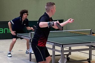 Kein Vorbeikommen an Reichenbacher Tischtennisspieler bei der höchsten vogtländischen Rangliste - Der Reichenbacher Raoul Süß (links) im Spiel gegen Jordan.