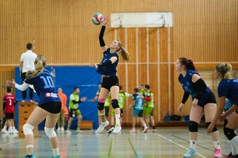 Kein Vorhang zwischen den Spielfeldern: Frankenberger Volleyballfans sehen zwei Spiele parallel - Sarah Krapohl, hier beim Schlag aus dem Rückraum, holte mit den Volleyballerinnen des VC Frankenberg den ersten Saisonsieg.