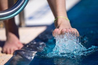 Kein warmes Wasser – Stadtwerke verteilen Bäder-Gutscheine - Schwimmen statt zu Hause warm duschen heißt es für manche Leipziger. (Symbolbild) 