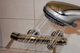 Kein Warmwasser in Sporthallen? Was Glauchau und Waldenburg planen - In den Sporthallen in Glauchau und Waldenburg kommt noch warmes Wasser aus den Duschen.