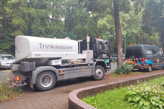Kein Wasser auf der Wartburgstraße: Notversorgung mit Wasserwagen - Der Versorger Eins hat einen Wasserwagen bereitgestellt.