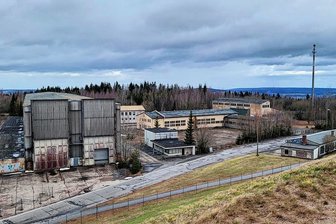 Kein Wasser mehr am Oberbecken in Markersbach - Blick von der Dammkrone des Oberbeckens in Markersbach auf das Gewerbegebiet, vormals ein Fertigungsbereich vom Formenbau Schwarzenberg. Heute ist ein Teil der Hallen vermietet, und es gibt Pläne für weitere Ansiedlungen.