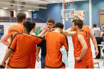 Kein Zugriff, keine Punkte: Basketballer des ATSV Freiberg verlieren beim Tabellenzweiten dreistellig - Einschwören auf den Abstiegskampf: Miners-Coach Tim Aubel mit seinem Team.