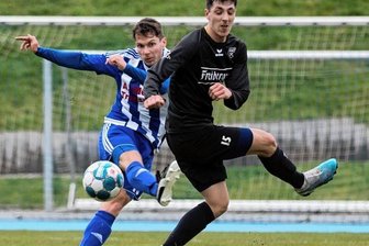 Kein Zugriff, keine Tore, keine Punkte - Glück für den BSC: Der Ball, den Christian Schmidt (l.) um den Freiberger Lucas René Hanitsch schlenzt, wurde auf der Linie geklärt.