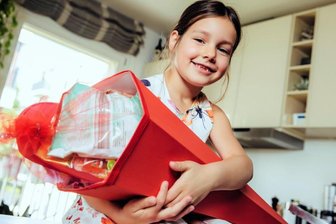 Keine 100 Euro für Schulanfänger - "Zuckertüten-Scheck" in Sachsen geplatzt - Eine von knapp 40.000 Schulanfängern vor zwei Jahren in Sachsen. Für jeden Abc-Schützen ab 2023 sollte es 100 Euro geben. Daraus wird nun nichts.