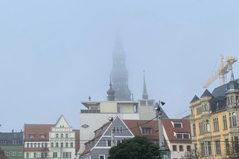 Keine 150 Meter Sicht: Wo kam die dichte Nebelsuppe über Zwickau her? - Die Domspitze versinkt im Nebel – dabei sind es vom Hauptmarkt aus eigentlich nur wenige Meter.