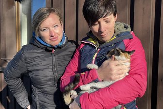 „Keine Ahnung, wo wir anfangen sollen“: Wohnhaus im Erzgebirge nach Akku-Explosion unbewohnbar - Marcela Duhácková und Madlen Kohse sind aus dem Krankenhaus zurück. Ihr Haus ist unbewohnbar, und auch Katze Maja ist grau vom Ruß.