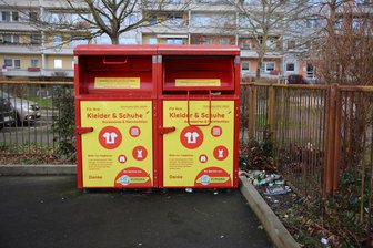 Keine Altkleider mehr in den Restmüll? Was die neue EU-Verordnung für Zwickau und Westsachsen bedeutet - Zwei Altkleidercontainer im Zwickauer Zentrum. Durch eine neue EU-Verordnung könnten hier bald deutlich mehr gebrauchte Textilien landen. Betreiber von Sammelstellen halten das für existenzgefährdend.