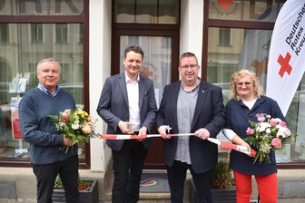 Keine Angst vor Behördengängen: Neues Hilfsangebot im Vogtland - Bertold Geier, Gideon Türpe, Oelsnitz OB Mario Horn und Silke Böhm (v. l.) eröffnen das neue DRK-Büro.