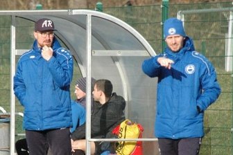Keine Angst vor neuen Blamagen - Wollen zurück in die Erfolgsspur: Das Trainerteam von Barkas Frankenberg mit André Rother und David Tuschy (r.) möchte Wiedergutmachung von der Mannschaft sehen, die bei der SG Striegistal antritt. 