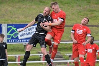 Keine Angst vorm Dino - Nach dem 2:0-Sieg über Striesen fahren die Kicker des FC Lößnitz - hier Florian Hähnel (r.) gegen den Dresdner Christian Irmscher - voller Selbstbewusstsein nach Pirna.