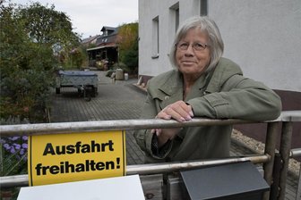 „Keine Arbeitsmoral“: Seniorin aus Zwickau kritisiert Hermes nach nasser Paket-Lieferung - Regine Silbermann an der Einfahrt zum Haus. Das erwartete Paket landete hinterm Zaun in den Rabatten.