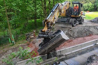 Keine Autos mehr auf der Kornaer Straße: Anordnung sorgt in Werda für Ärger - Vor dem Radwegbau waren auf der Kornaer Straße im Frühling die Durchlässe gebaut worden.