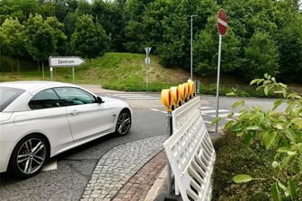 Keine Bauarbeiten, aber drei Tage Sperrung: Straße in Mittweida wieder frei - Sperrung aufgehoben: Vom oberen Kreisverkehr in Mittweida kann man vorerst wieder Richtung Innenstadt fahren.