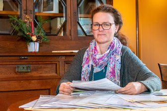 Keine Bewerbung mehr: Findet der Nachwuchswettbewerb „Trau Dich“ im Genre Literatur im Erzgebirge zum letzten Mal statt? - Nicole Fugmann-Müller, Leiterin der Baldauf-Villa, schaut noch einmal die Einreichungen aus dem vergangenen Jahr durch. Für die 16. Auflage des Wettbewerbes liegt indes noch nicht eine Bewerbung vor.