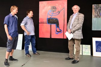 Keine blaugrüne Brücke von Osmar Osten - Trotz fehlendem Auftragswerk hatten René Ebersbach, Mitarbeiter der Neuen Sächsischen Galerie, Galerie-Chef Mathias Lindner und der KünstlerOsmar Osten (Foto von links) in der Galerie viel Vergnügen.