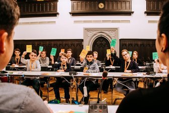Keine Coronapause für das Kinderparlament - Die Mitglieder des Freiberger Kinder- und Jugendparlamentes tagen - wie hier auf dem Archivfoto - eigentlich im Ratssaal des Rathauses. Wegen der Coronapandemie finden ihre Sitzungen jetzt online statt.