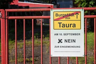 Keine Eingemeindung von Taura nach Burgstädt: Jetzt kommt die Rechnung - An Häusern und Zäunen in Taura und Köthensdorf hatten Gegner der Eingemeindung Plakate angebracht.