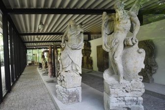 Keine Einigung über künftigen Standort - Das Lapidarium des Schloßbergmuseums im Schloßpark: In einer solchen Einrichtung wären die wertvollen Originale der Schillingschen Figurengruppe "Vier Tageszeiten" aus dem 19. Jahrhundert (rechts: "Der Abend") nach Ansicht des Stadtforums am besten aufgehoben. Am derzeitigen Standort am Schloßteich könnten stattdessen Kopien aufgestellt werden.