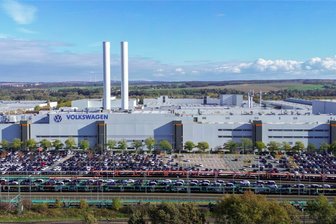 Keine Entwarnung für sächsische Werke? Was der Betriebsrat von VW Sachsen nach der zweiten Verhandlungsrunde sagt - Blick auf das Werk von Volkswagen in Zwickau. Für die sächsischen Standorte gibt es auch nach der zweiten Verhandlungsrunde keine Entwarnung. Es stünden weiter massive Einschnitte im Raum, sagte die IG Metall.