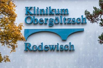 Keine erneuten Proteste gegen Impfpflicht: Lediglich Polizei vor Klinikum Obergöltzsch - Am Sonntag voriger Woche hatten dutzende Menschen vor dem Klinikum Rodewisch gegen die Impfpflicht im medizinischen Bereich protestiert.