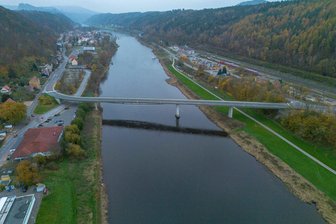 Keine Ersatz-Brücke für Bad Schandau in diesem Jahr: So buhlt die Sächsische Schweiz dennoch um Gäste - Die gesperrte Elbbrücke bei Bad Schandau spielte auch für den Tourismus im Elbsandsteingebirge eine wichtige Rolle.