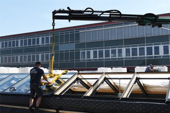 Keine Ferien für Bauarbeiter: In Schulen in Mittelsachsen wird gebaut - Am Gebäude in Rochlitz mit BSZ und Wilhelm-Pfeffer-Schule erneuern Mitarbeiter der Firma Syfatec Döbeln Verglasungen.