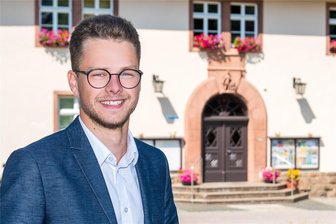 Keine Frage des Alters: Wie zwei Rekordpolitiker ihre Arbeit angehen - Der 20-jährige Nino Kirsche gehört dem neuen Seiffener Gemeinderat an. Für ihn war es gleichzeitig die erste politische Wahl, bei der er selbst seine Stimme abgeben durfte.