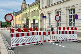 Keine Freigabe und neuer Ärger in Falkenstein: Hauptstraße bleibt wegen defekter Gasleitung deutlich länger gesperrt - Die Hauptstraße bleibt wegen der Arbeiten an einer Gasleitung weiterhin gesperrt.