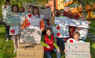 Keine Gehaltserhöhung seit 1997 - Die Mitarbeiter des Seniorenzentrums Cura in Stollberg machten gestern mit einem Warnstreik auf ihre Forderungen aufmerksam.