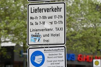 Keine generelle Maskenpflicht in der Chemnitzer Innenstadt mehr - Ein Hinweis auf die frühere generelle Mundschutzpflicht in der Chemnitzer Innenstadt an der Straße der Nationen. Jetzt werden die Schilder abmontiert. Auch das Schild im Foto ist schon weg.