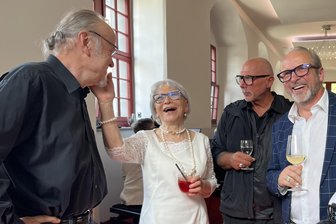 Keine Geschenke! Was sich Renate Lang aus Zwickau zu ihrem 80. Geburtstag gewünscht hat - Renate Lang im Plausch mit Siegfried Otto Hüttengrund (l.), Tino Helbig und Jens Müller (Tasso).